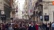 Pasqua a Roma, tante persone a passeggio nella centralissima via del Corso