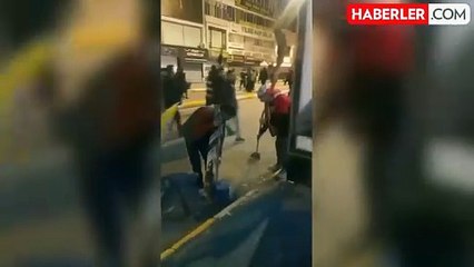 Van'da YSK kararı sonrası kutlamalara katılan DEM Partililer, sokakları süpürmeye başladı