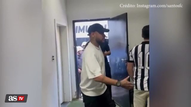 Neymar returns to Santos Stadium, complete with celebration