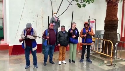 Vean como queman y tirotean a un muñeco de Koldo que hizo estallar las redes