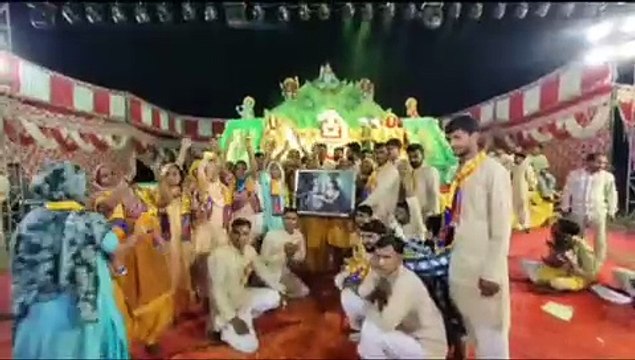 भजनों के साथ रंग-बिरंगे लाइट और पुष्पों से सजाया बाबा का दरबार