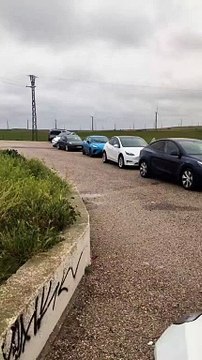 Las redes estallan contra las interminables colas de coches eléctricos para cargar los vehículos Tesla