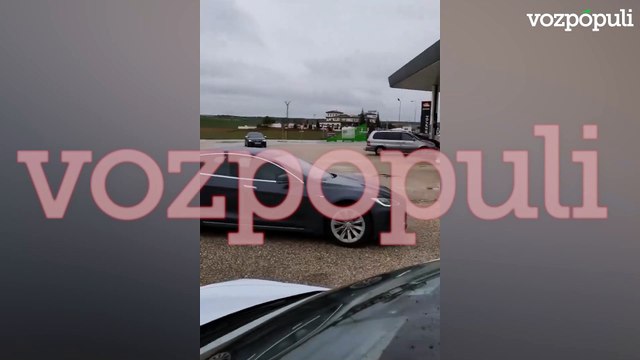 Colas de 2h para cargar los Teslas eléctricos en plena Semana Santa