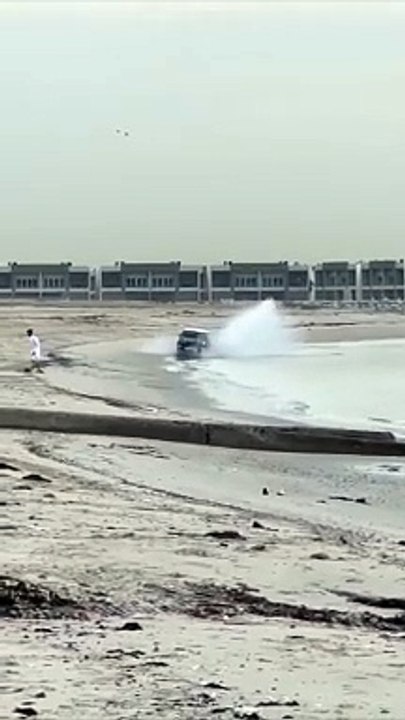 Il fait l'idiot en voiture sur la plage et va le regretter