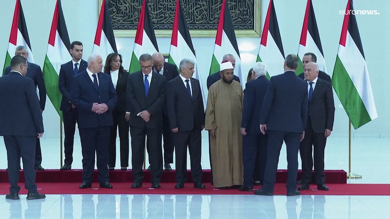شاهد: الحكومة الفلسطينية الجديدة برئاسة محمد مصطفى تؤدي اليمين