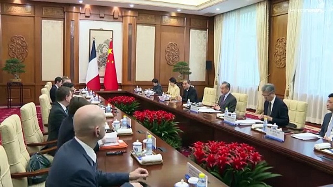 شاهد: تمهيدا لزيارة شي إلى باريس.. وزير الخارجية الفرنسي يلتقي نظيره الصيني في بكين