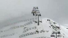 Rajadas de vento de 100 km/h 'abalam' teleférico em Itália. As imagens