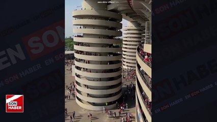 Giuseppe Meazza Stadyumu'nun çıkış kuleleri sabit, dönmüyor