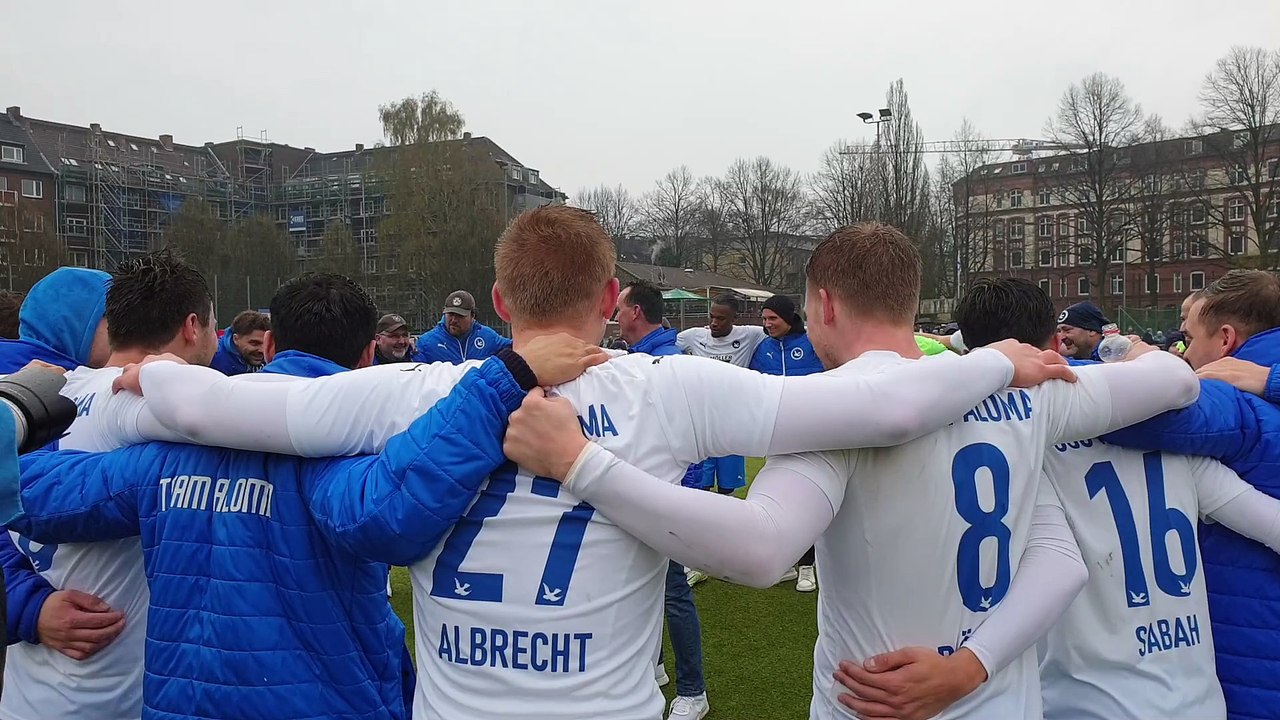 Der USC Paloma feiert den Pokalfinaleinzug und den scheidenden Liga-Manager Carsten Gerdey!