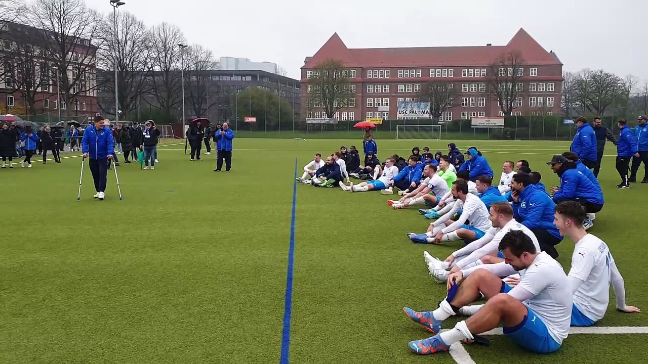 Der verletzte Lion Mandelkau stimmt das 'Humba' an!