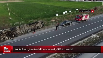 Afyonkarahisar'da kontrolden çıkan temizlik malzemesi yüklü tır devrildi