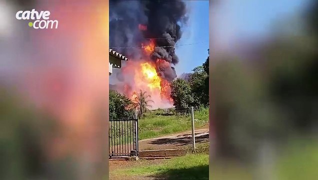 BR 277 em Nova laranjeiras é interditada após caminhão tombar e pegar fogo; VÍDEOS