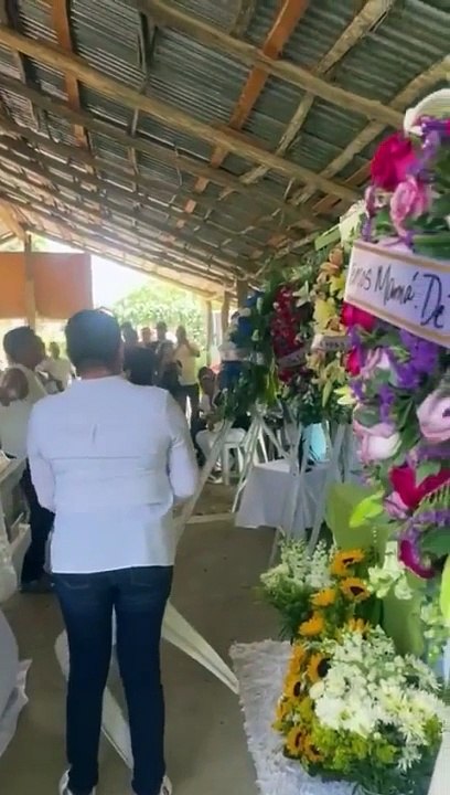 VÍDEO: Coroa de flores balança sozinha e assusta povo em velório