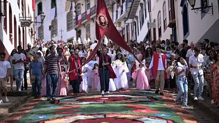 Hundreds march on a riot of colours in Ouro Preto's traditional Easter parade
