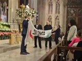 L’irruzione di alcuni attivisti filo-palestinesi nella cattedrale di New York durante la veglia pasquale