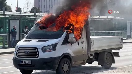 Kamyonet yol ortasında alev alev yandı