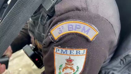 Polícia apreende doi fuzis e drogas no Morro do Urubu