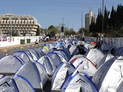 Manifestanti accampati davanti alla Knesset: la protesta in Israele per chiedere le dimissioni di Netanyahu
