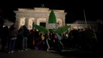 下载视频: Alemania se convierte en el mayor país de Europa en permitir que la marihuana se cultive en casa y que se pueda fumar en público