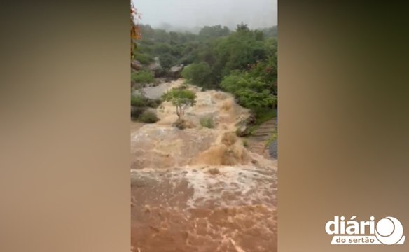 Casas ficam alagadas e água invade ruas de Brejo do Cruz em Domingo de Páscoa de muita chuva no Sertão