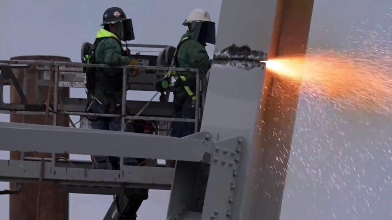 Erstes stück von eingestürzter brücke in baltimore entfernt