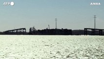 Ponte di Baltimora, gru galleggianti per rimuovere i detriti