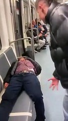 Vean el vídeo viral de un chico que intenta despertar a un hombre y viene otro y le roba el móvil en Barcelona
