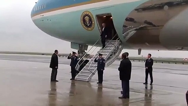 L’Association des correspondants de la Maison-Blanche vient à l’instant d’adresser un mail d’avertissement à tous les journalistes ayant voyagé à bord du fait de la prolifération des vols de « souvenirs » dans l’espace réservé à la presse.