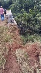 Carreta cai da ponte sobre o rio Ligeiro, na PR-082, na região de Cianorte