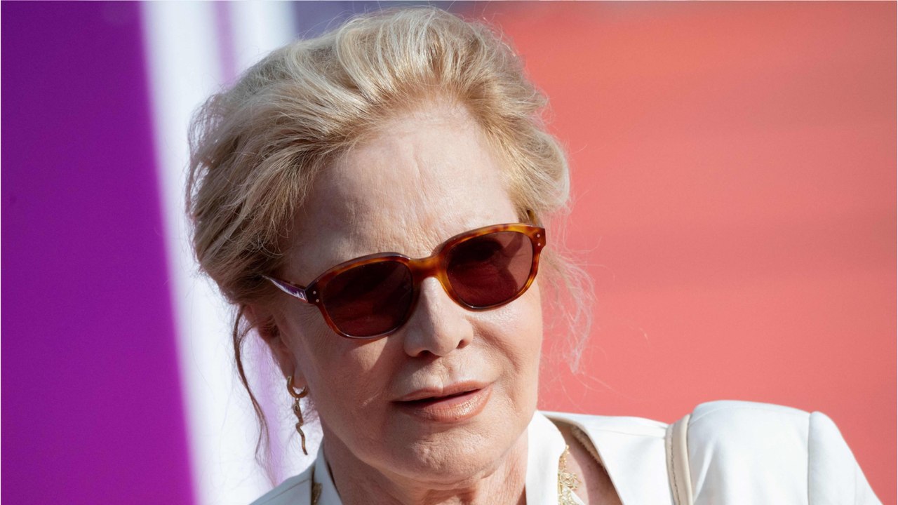 GALA VIDÉO - Sylvie Vartan contorsionniste, elle publie une surprenante photo : “Ce n’est pas une blague…”