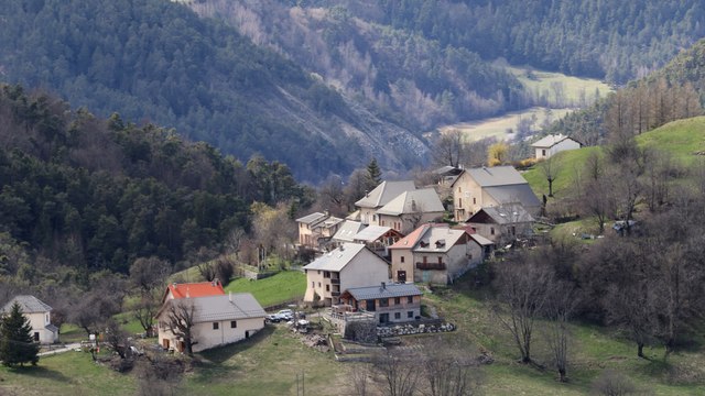 Mort du petit Émile : au Vernet, les villageois sous le choc « attendent de savoir »