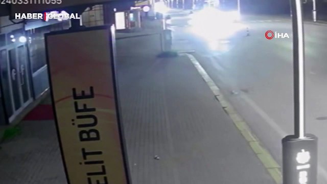 Hafif ticari araç motosiklet ile çarpıştı! Kaza anı kamerada