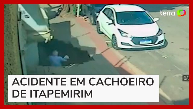 Cratera se abre em calçada, e médico é 'engolido' e atingido por muro no Espírito Santo