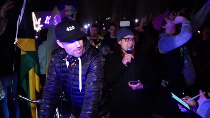 "Smoke-In": Berliner feiern Legalisierung von Cannabis in Deutschland