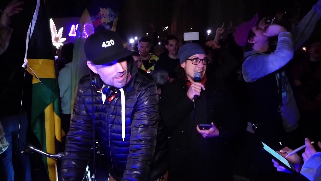 'Smoke-In': Berliner feiern Legalisierung von Cannabis in Deutschland