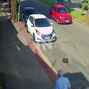 VÍDEO: Cratera se abre em calçada e médico ortopedista é 'engolido' e atingido por muro no ES