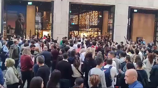 İmamoğlu, seçim zaferinin ardından İstiklal’de vatandaşlarla bir araya geldi