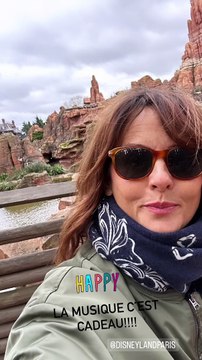 Faustine Bollaert profite d'un super séjour à Disneyland Paris avec son mari Maxime Chattam et leurs enfants Abbie et Peter.