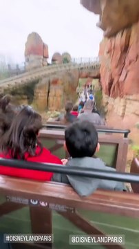 Au programme, des attractions qui décoiffent pour leurs enfants Abbie et Peter.Faustine Bollaert profite d'un super séjour à Disneyland Paris avec son mari Maxime Chattam et leurs enfants Abbie et Peter.