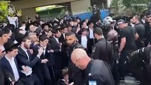 شاهد: اشتباكات وتظاهرة لعشرات اليهود الحريديم احتجاجا على فرض الخدمة في الجيش الإسرائيلي