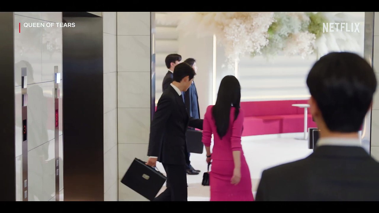 Vincenzo (Song Joong-ki) is Hong Hae-in (Kim Ji-Won)'s lawyer?! | Queen of Tears | Netflix [ENG SUB]