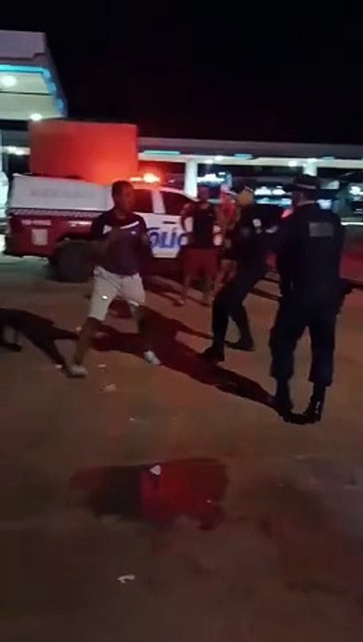 Dois policiais e um suspeito entram em luta corporal durante abordagem