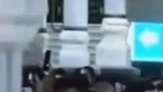 The video of a tall pilgrim in Masjid al-Haram has gone viral  مسجد الحرام میں دراز قامت زائر کی ویڈیو وائرل