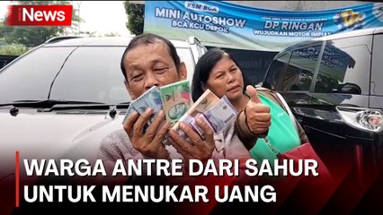 Warga Depok, Jawa Barat Antre dari Sahur untuk Menukar Uang di Bank