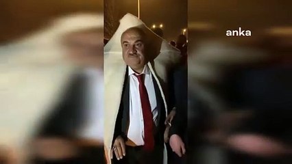 AKP'li başkanın "Çoban bile olamaz" dediği aday başkan seçilince kepenek giyip dolaştı