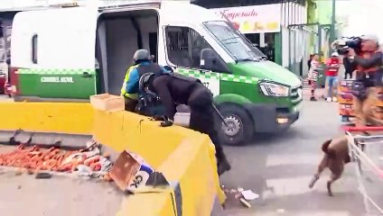 بعد اعتقالها وتكبيل يديها.. امرأة تستولي على سلاح شرطي وتطلق النار في أكبر سوق في سانتياغو