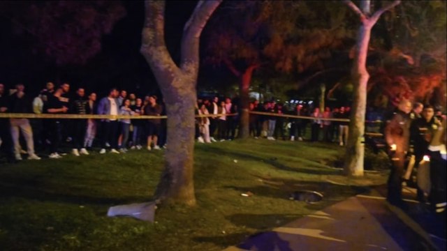 Kadıköy'de aydınlatma direğine çarpan otomobilde sıkışan yaralıları itfaiye kurtardı