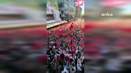 Erdal Beşikçioğlu, seçim zaferini Ankara havası oynayarak kutladı