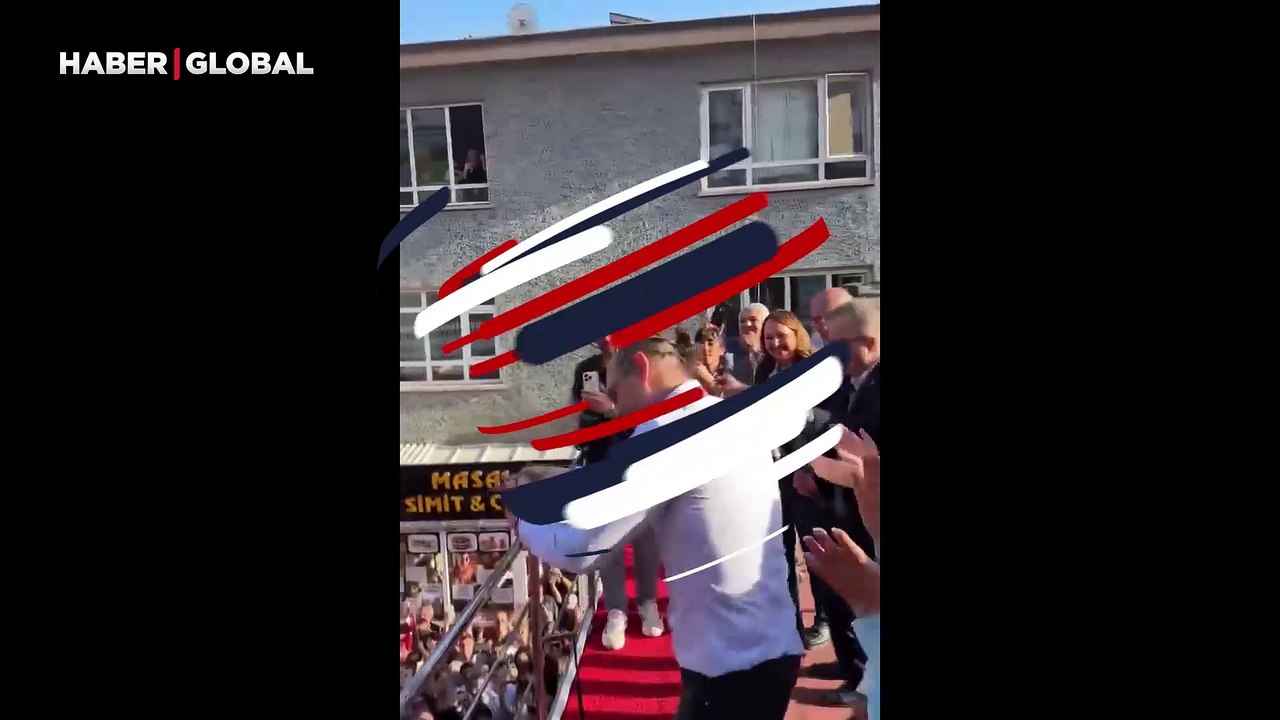 Erdal Beşikçioğlu'dan 'Erik Dalı' performansı: Seçim zaferini böyle kutladı