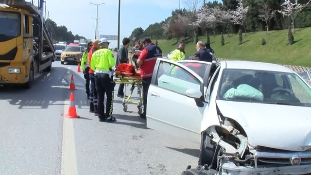İstanbul- Kartal'da makas atarak ilerleyen otomobil iki otomobile çarptı